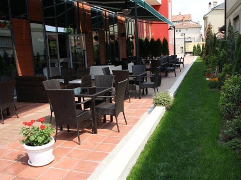 Hotel Nartel Pristina Exterior foto